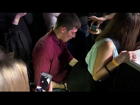 ❤️ 러시아 나이트 클럽에서 실제 섹스. 18 세 러시아 여자 항문과 질에 엿 에서 나이트 클럽 ️ 항문 포르노 우리 ko.tuberxxx.ru ❌️❤